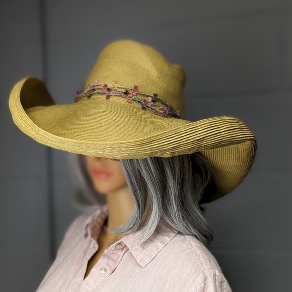 Very wide brim woven straw sun hat. Shapeable. Chic, resort, travel, beach - Picture 6 of 10